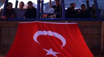 Kapadokya'da Sıcak Hava Balonları 15 Temmuz İçin Havalandı