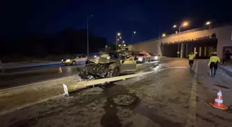 Arnavutköy'de Elektrik Direğine Çarpan Otomobilde 2 Yaralı