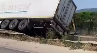 Bursa'da TIR Devrildi: Şoför Yaralandı
