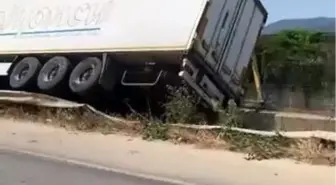 Bursa'da Kontrolden Çıkan Tır Devrildi, Sürücü Yaralandı