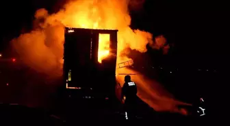 Tercan'da Kumaş ve Kozmetik Yüklü Tır Yangını