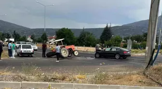 Isparta'da Otomobil ve Traktör Çarpıştı: 2 Yaralı
