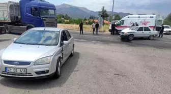 Isparta'da Kavşakta İki Otomobil Çarpıştı: 4 Yaralı