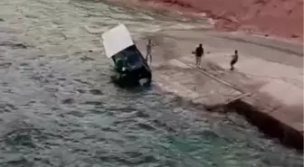 Balıkçı Teknesi Şiddetli Rüzgarla Suya Gömdü