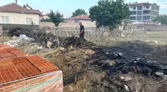 Konya'da İnşaat Malzemeleriyle Dolu Bahçede Yangın