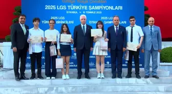 İstanbul'da LGS Türkiye Birincileri Ödüllendirildi