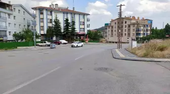 Drift Atan Araç Yaşlı Kadını Kıl Payı Kurtardı