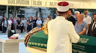 Ünlü Yazar Pınar Kür Hayatını Kaybetti
