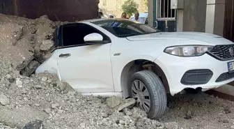 Elazığ'da İnşaat Alanında Kaza: Kamyon Yan Yattı, Otomobil Sürüklenerek Hasar Gördü