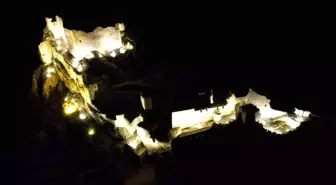 Adıyaman'ın 2 Bin Yıllık Kalesi Gece Görselliğiyle Büyülüyor
