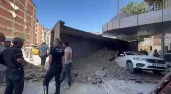 Elazığ'da Hafriyat Kamyonu Park Halindeki Aracın Üzerine Devrildi
