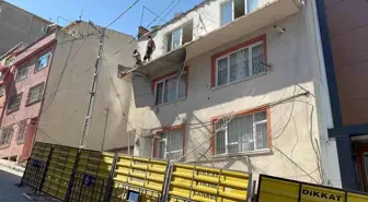 Kağıthane'de 3 Katlı Bina Balkonu Çöktü, Tedbir Amaçıyla Tahliye Edildi
