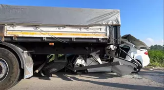 Sakarya'da Feci Kaza: Otomobil Tıra Çarptı, 1 Kişi Hayatını Kaybetti