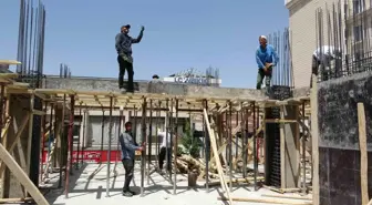 Van'da İnşaat İşçileri Sıcak Hava ile Mücadele Ediyor