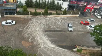Ankara'da Şiddetli Yağış Cadde ve Sokakları Suyla Doldurdu