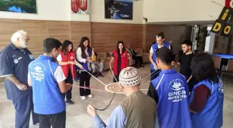 Gençlerle Huzurevi Sakinleri Arasında Anlamlı Doğum Günü Kutlaması