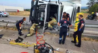 Bursa-Balıkesir Karayolunda Feci Kaza: Kamyon Devrildi, Sürücü Ağır Yaralı