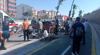 Malatya'da Kontrolden Çıkan Otomobil Refüje Çarptı: 4 Yaralı