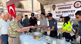 Emirdağ'da Polisler Aşure İkramında Bulundu