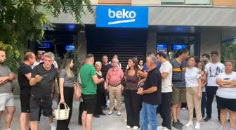 Karşıyaka'da Beko Bayisi Önünde Mağdurlar Toplandı