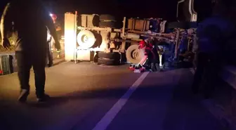 Bilecik'te Domates Yüklü Kamyon Devrildi: 2 Yaralı