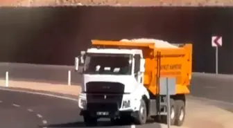 Siirt'te Hafriyat Kamyonu Trafiği Tehlikeye Attı