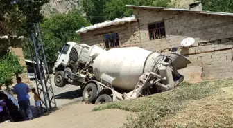 Hakkari'de Beton Mikseri Ahıra Çarptı