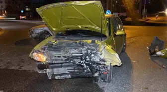 Kartepe'de Kavşakta Çarpışma: 4 Yaralı