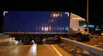 Kırıkkale'de Kontrolden Çıkan Kamyon Orta Refüje Çıktı