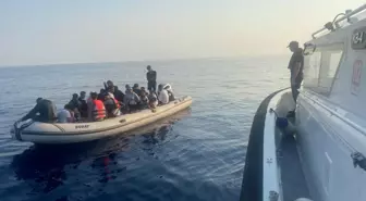 Bodrum'da Kaçak Göçmenleri Taşıyan Lastik Bot Kurtarıldı