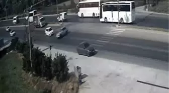 Antalya'da U Dönüşü Yapan Araca Çarpan Otomobilin Kaza Anı Kamerada