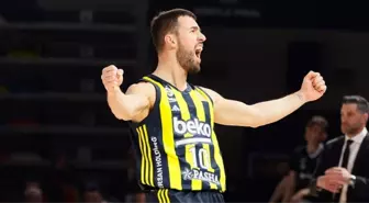 Fenerbahçe Beko, Kaptan Melih Mahmutoğlu ile 1 Yıl Daha Anlaştı