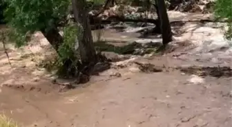 Mersin'de Sağanak Yağış Sele Neden Oldu
