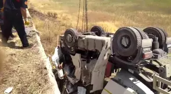 Şanlıurfa'da Kum Kamyonu Devrildi: 2 Yaralı