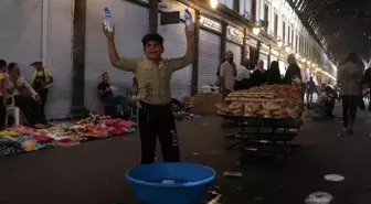 Suriye'de Çocuklar Savaşın Ardından Ailelerine Destek Oluyor