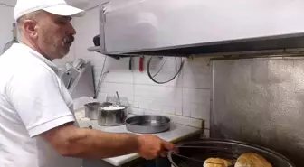 Eskişehir'de Sıcak Havada Çibörek Üretimi Devam Ediyor