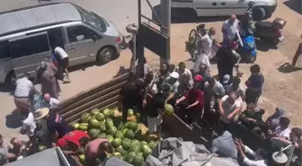 İnegöl'de Mağaza 12 Ton Ücretsiz Karpuz Dağıttı