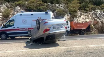 Antalya'da Çöp Kamyonuna Çarpan Otomobil Takla Attı