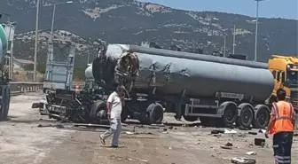 Gaziantep'te Tanker ve Çekici Çarpıştı, İki Sürücü Hayatını Kaybetti