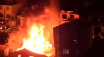 Gaziosmanpaşa'da Buzdolabı Patladı, Yangın 4 Gecekonduda Hasara Neden Oldu