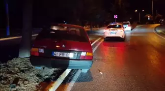 Gölcük'te Otomobilin Ağaca Çarpması Sonucu 5 Yaralı