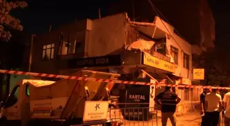 Küçükçekmece'de Balkon Duvarı Çöktü, Facia Önlenmiş Oldu