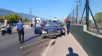 Bursa'da Otomobil Metro Hattı Duvarına Çarptı: 1'i Ağır 2 Yaralı
