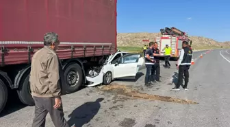 Sivas'ta Otomobilin TIR'a Çarpması Sonucu Bir Çocuk Hayatını Kaybetti