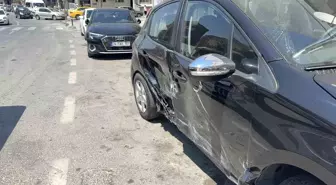 İstanbul'da Sara Krizi Geçiren Sürücü Park Halindeki Araca Çarptı