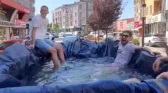 Bursa'da Gençler Traktör Römorkunu Mobil Havuz Yaparak Eğlendi