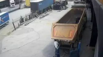Kocaeli'de Damperli Tırın Kapağı Şoförü Hayatından Etti