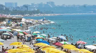 '53 derece' uyarısı yapılan Antalya'da vatandaşlar soluğu sahillerde aldı