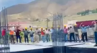 İnşaat İşçileri Halay Çekerken Renkli Görüntüler Oluşturdu
