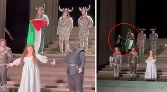İngiltere'de Kraliyet Opera Salonu sahnesinde Filistin bayraklı protesto